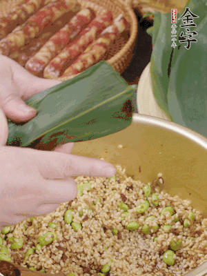 粽葉往下折，完全蓋住，兩側(cè)捏緊。