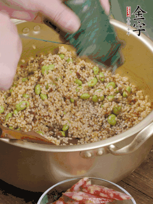 再附一張粽子，一齊向后折疊，線繩捆綁。