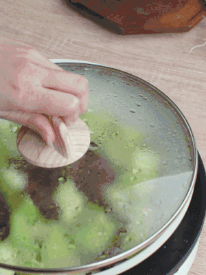 西葫蘆略出水時，加一小撮鹽調(diào)味。