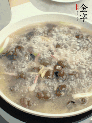 放辣椒，加一點鹽、糖，大火翻炒。