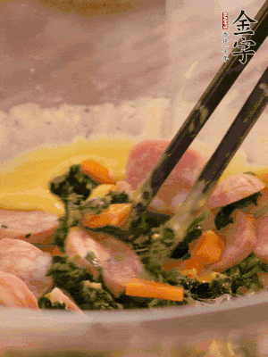 雞蛋、面粉、玉米油攪拌到無顆粒狀態(tài)。再加入菠菜、胡蘿卜、烤腸。少許鹽調(diào)味。