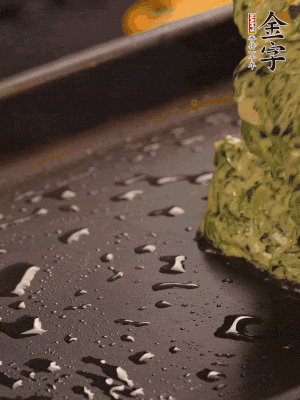 熱鍋擦一下油，下面糊攤平。