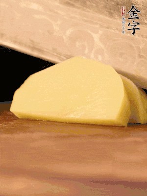 土豆去皮切丁。水開后，放入鍋中煮2-3分鐘，撈出瀝干水分。