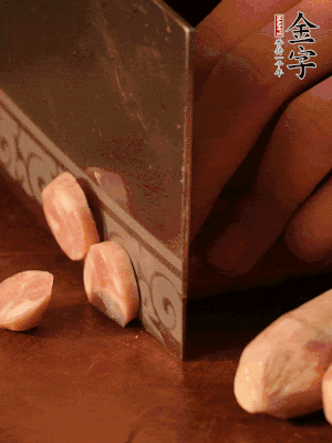 金字烤腸切圓片。