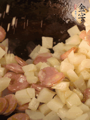 再放烤腸片煎熟。撒點(diǎn)鹽、孜然粉、辣椒面。