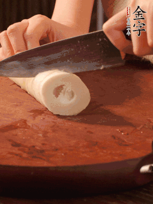 春筍去殼切滾刀塊，焯水備用。