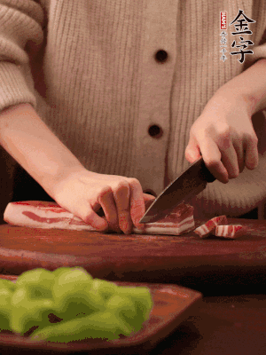 金字淡咸肉切片，冷水入鍋，加姜片、料酒略焯水。同步，五花肉切塊焯水。