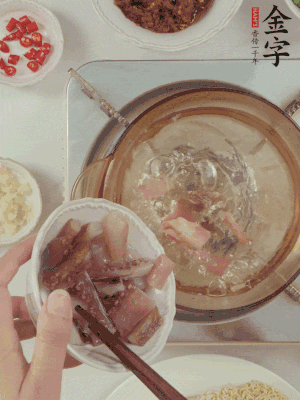 魷魚熱水下鍋，焯水備用。