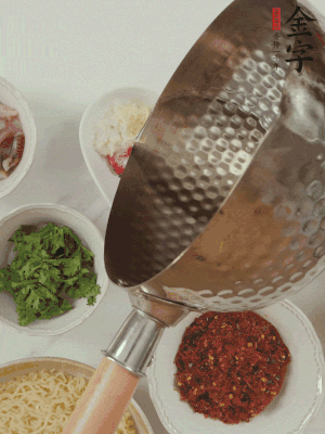 蒜末、小米辣、芝麻淋上熱油。