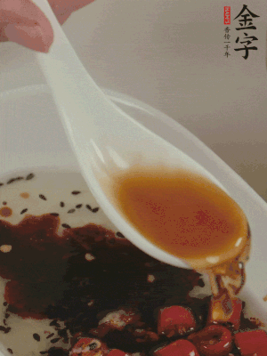 再加2勺生抽、1勺香醋攪拌。