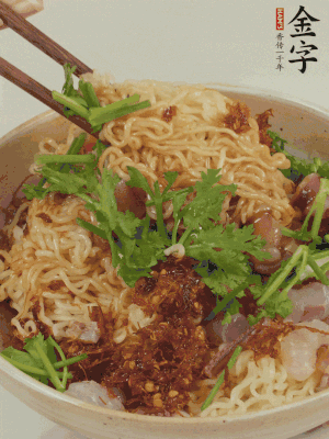 倒上醬汁攪拌均勻即可。