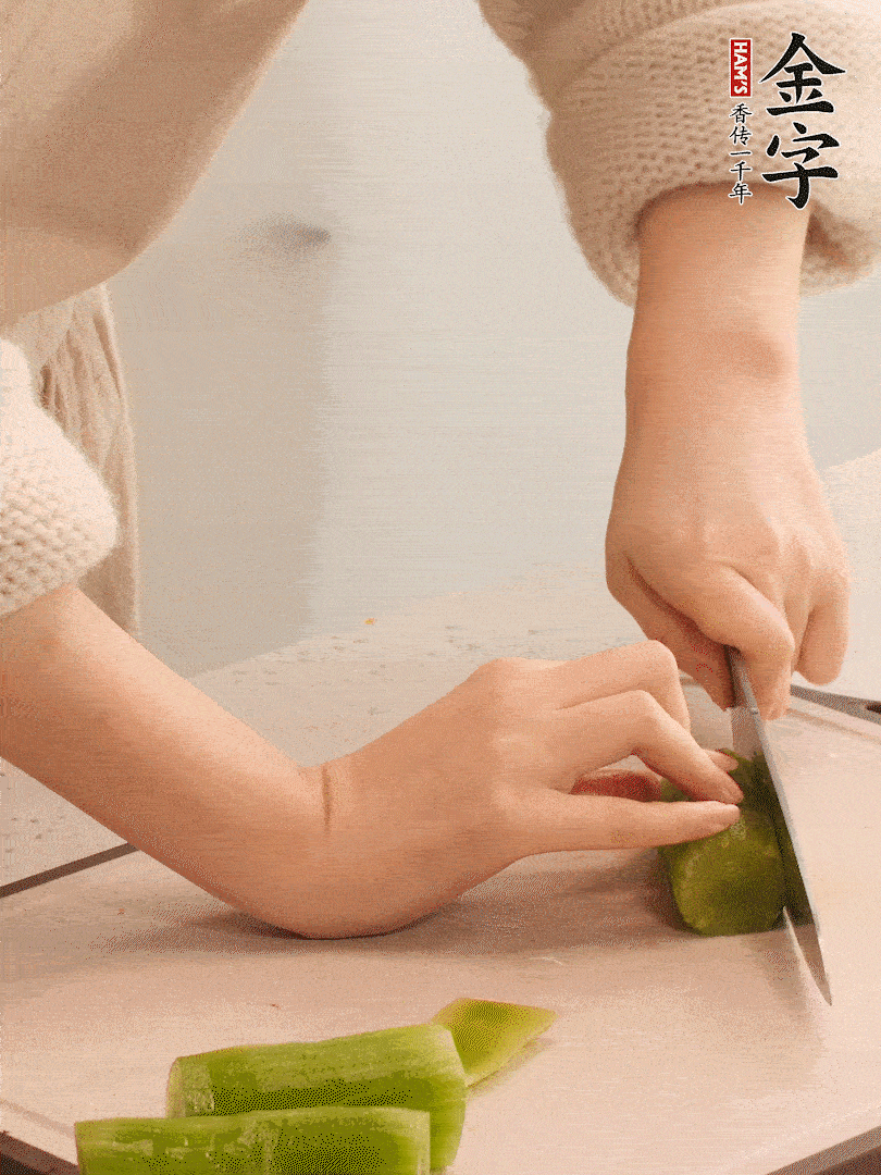 萵筍和白蘿卜用擦絲器擦成細絲。