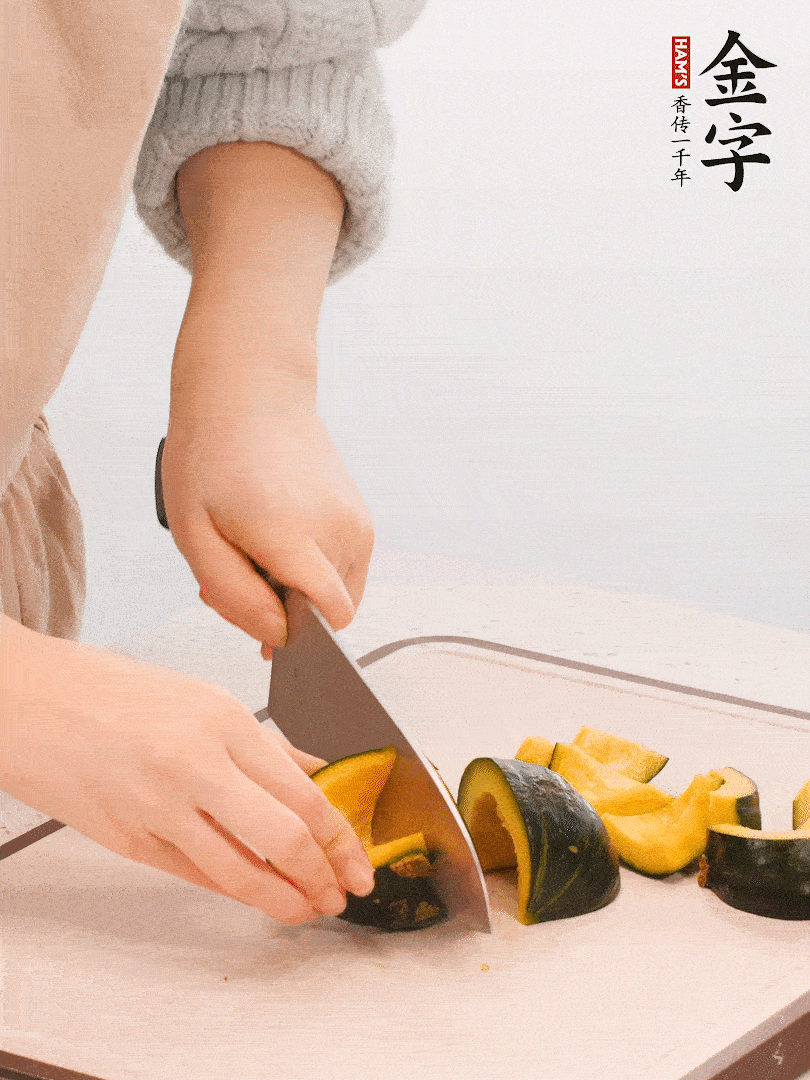 貝貝南瓜切小塊，生姜切成姜絲。