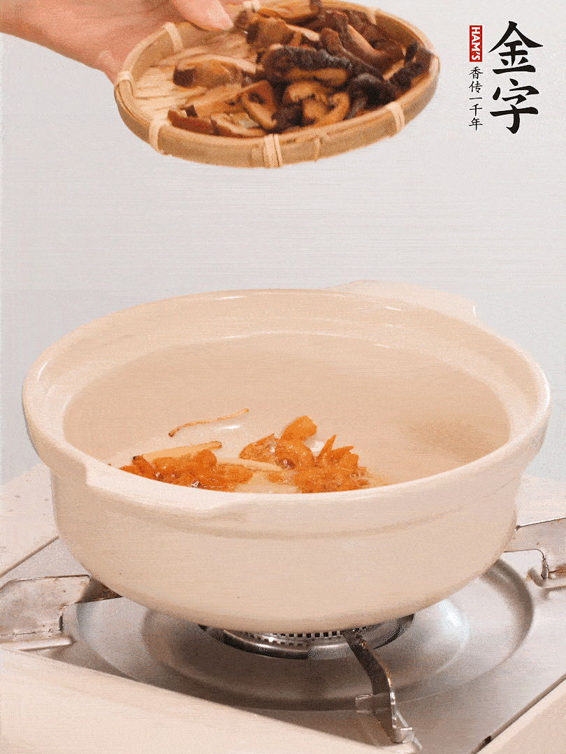 砂鍋倒入少許油，放入姜絲、海米小火煸香；再放入香腸、南瓜、干香菇一起翻炒2分鐘。