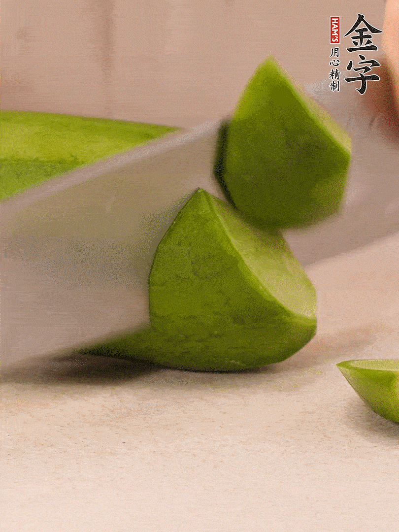 青、紅蘿卜洗凈，去皮切大塊