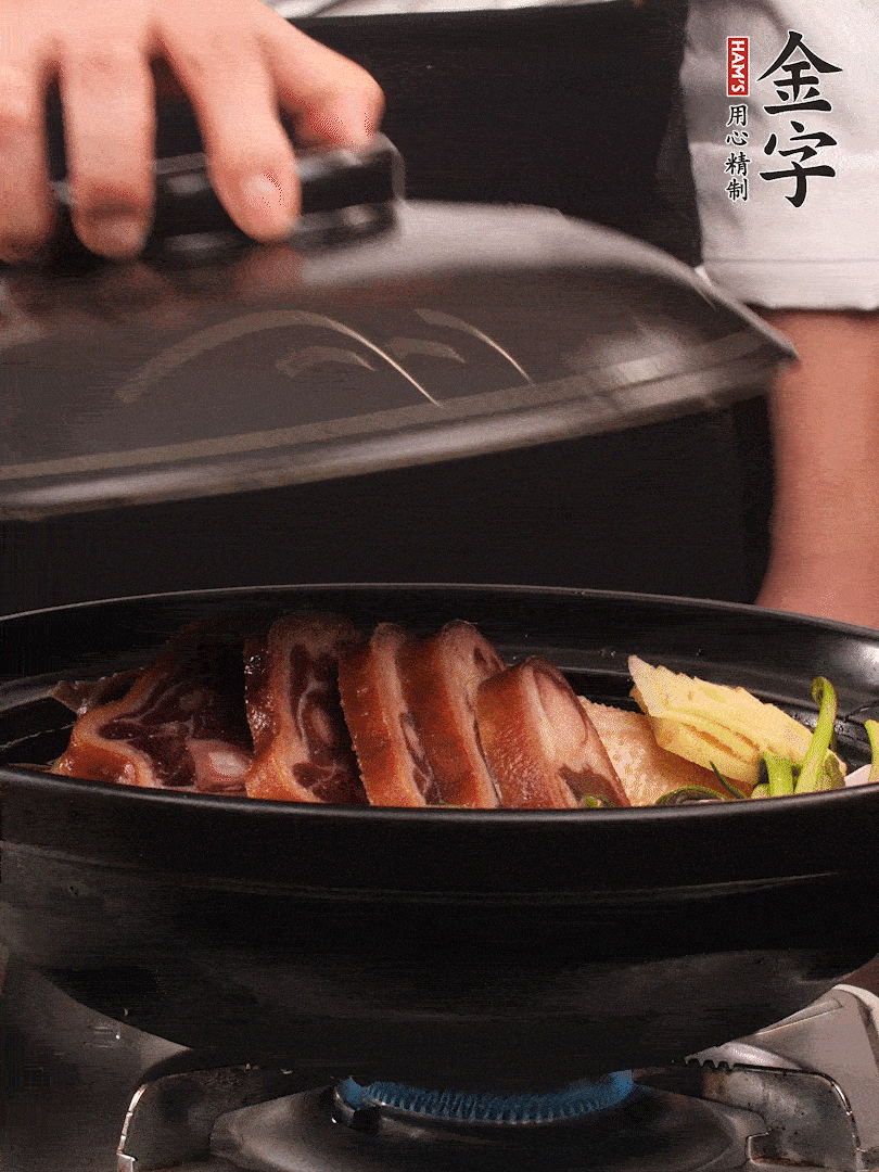 砂鍋蓋蓋子密封，大火燒開后轉(zhuǎn)小火，燜煮2小時