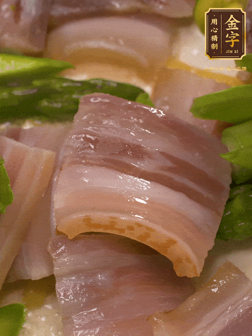 依次下蠶豆、蘆筍、白蘑菇翻炒均勻