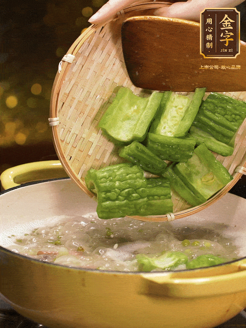 最后在放苦瓜燒開，放一點點調味糖，燉煮20分鐘