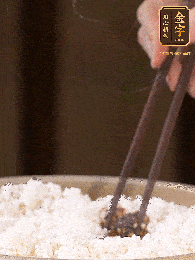 糯米淘洗干凈，浸泡4小時，控干水分后，加鹽、糖、老抽調味調色