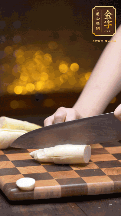 茭白剝去外皮，去掉根部老硬部分，洗凈切滾刀塊