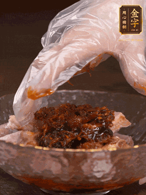 排骨用1勺蠔油、1勺醬油、1勺金字火腿XO醬抓勻腌制半小時(shí)