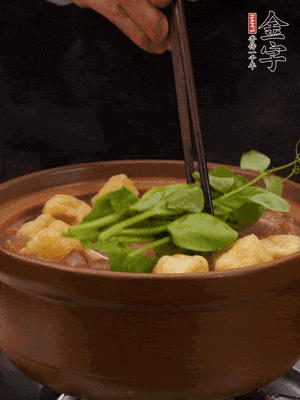 加筒骨煲的經(jīng)典配菜：金字土香腸、油豆腐、千張蓋上蓋子燜一會(huì)兒，耐心等候10分鐘。