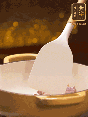 油溫7成熱，下蒜末、咸肉略微煸炒，再下絲瓜