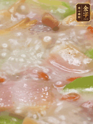 最后下蟶子，一點白胡椒調味，煮到白色湯汁出來。撒點枸杞點綴