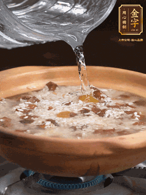 再倒入泡了30分鐘的大米翻拌均勻，加水稍微沒過（米水比例1:1），中火燜煮，到冒大泡，大致5分鐘