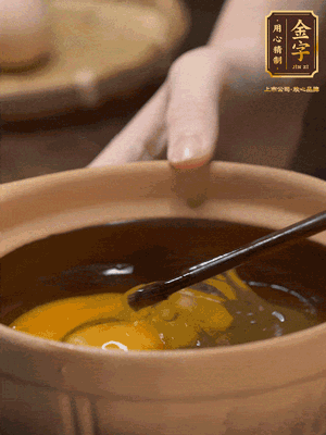 雞蛋打入砂鍋，充分打勻，1.5倍的溫水加一勺鹽，倒入蛋液中，攪拌均勻后用勺子舀去表面浮沫