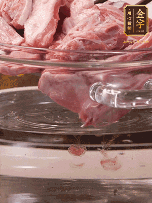 羊排清水洗凈，冷水浸泡30分鐘-2個小時，去除血沫。冷水下鍋，小火加熱析出血水后洗凈備用