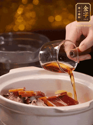 羊排、火腿、姜片一起入砂鍋，大火煮到沸騰