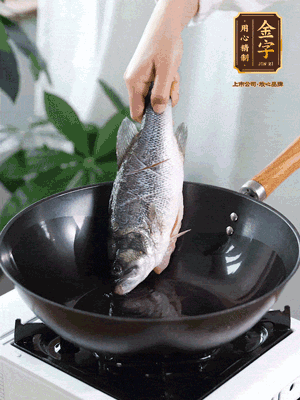 熱油，加1大勺豬油、姜片，再下鱸魚，煎至定型后翻面。（加點豬油，燉出的魚湯更容易變?yōu)榍逅哪贪咨＃?>
					</div>
					<span>步驟 3/6</span>
					<p>熱油，加1大勺豬油、姜片，再下鱸魚，煎至定型后翻面。（加點豬油，燉出的魚湯更容易變?yōu)榍逅哪贪咨＃?/p>
				</li><li>
					<div   id=