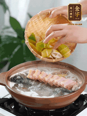 倒開水燉煮后轉移入砂鍋，淋料酒去腥、加少許鹽調(diào)味，再依次加咸肉、春筍燉煮15分鐘。