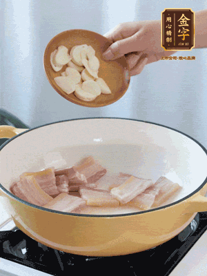 熱油下咸肉煸出香味，加蒜片、毛豆翻炒均勻