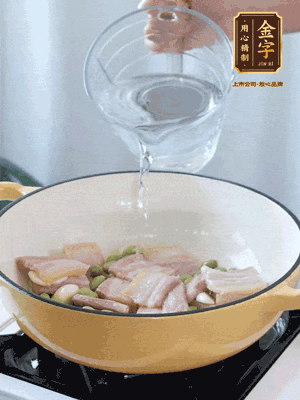 倒入熱水，加絲瓜、腐竹
