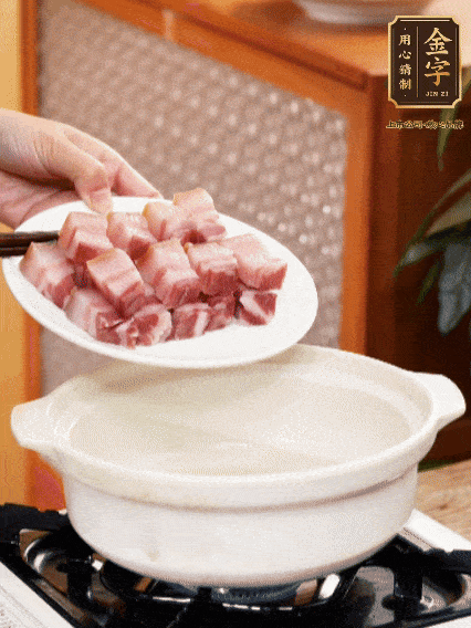 鍋內倒油，下咸肉微微煸炒，再放排骨炒一下