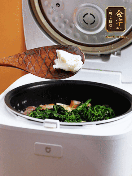 放入電飯鍋、加1勺豬油翻拌均勻