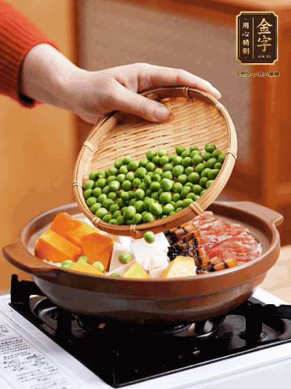 再鋪上臘腸、醬油肉、豌豆，小火煲6分鐘