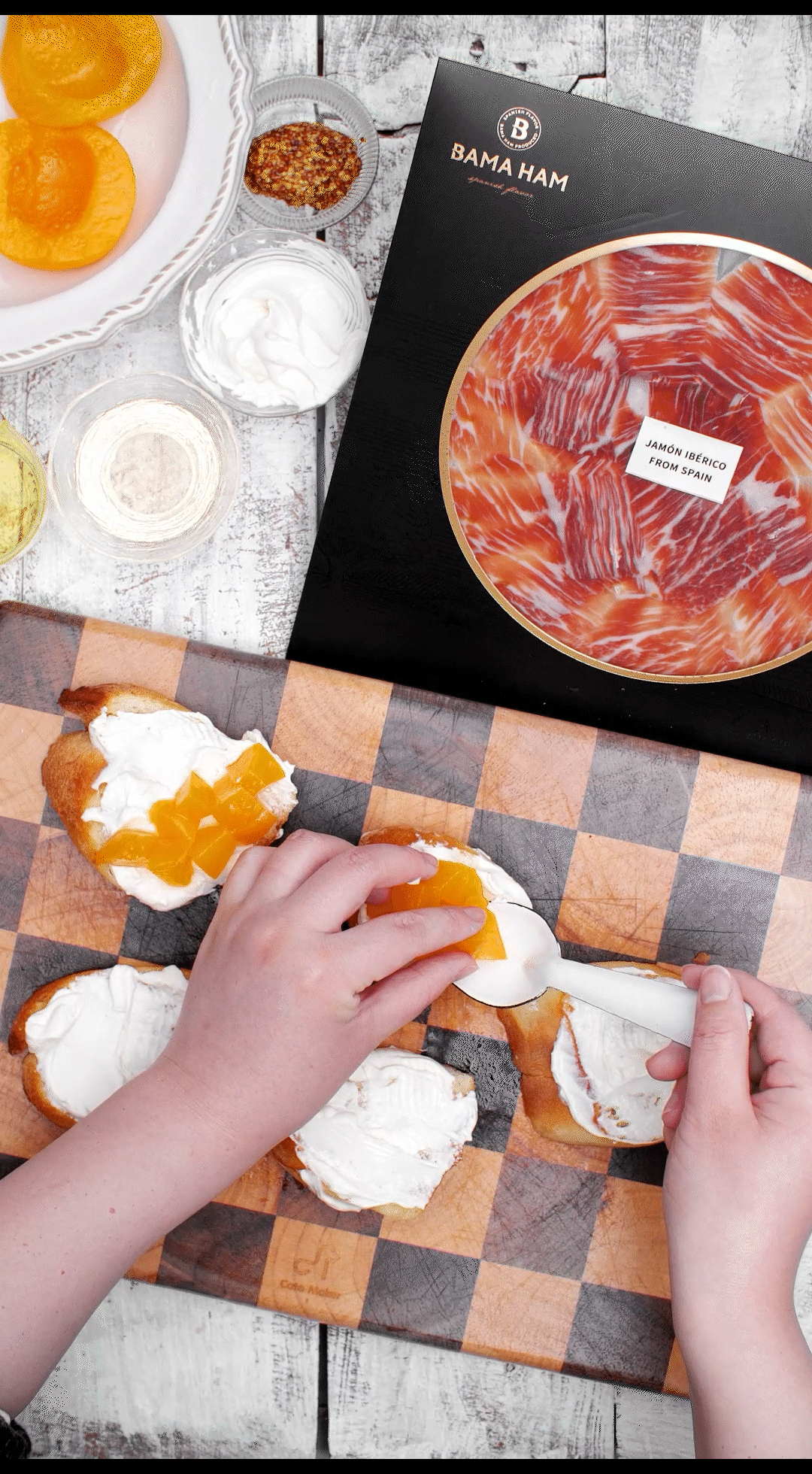 法棍涂抹奶油，放上黃桃和巴瑪火腿