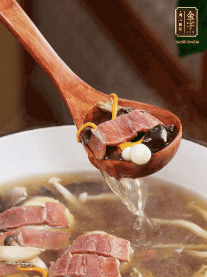 加羊肚菌、雞縱菌、蟲草花、海鮮菇、白玉菇再煮20分鐘