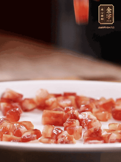 金字迷你小香腸切小段，煎出肉香