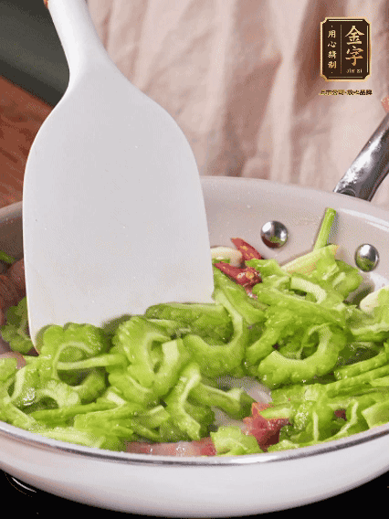 熱油，火腿、蔥姜、干辣椒煸香，再下苦瓜翻炒