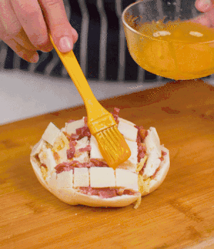 放在烤盤上，表面先刷一層玉米油，再刷一層蛋黃液。