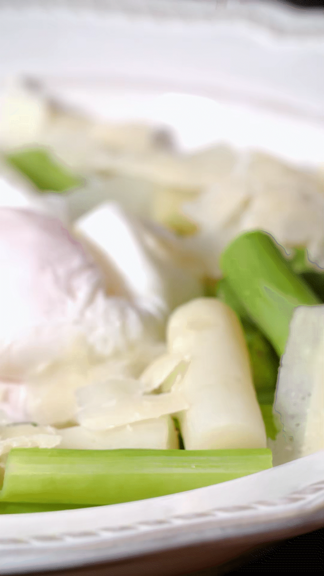 盤中放上蘆筍和雞蛋后，刨上適量干酪
