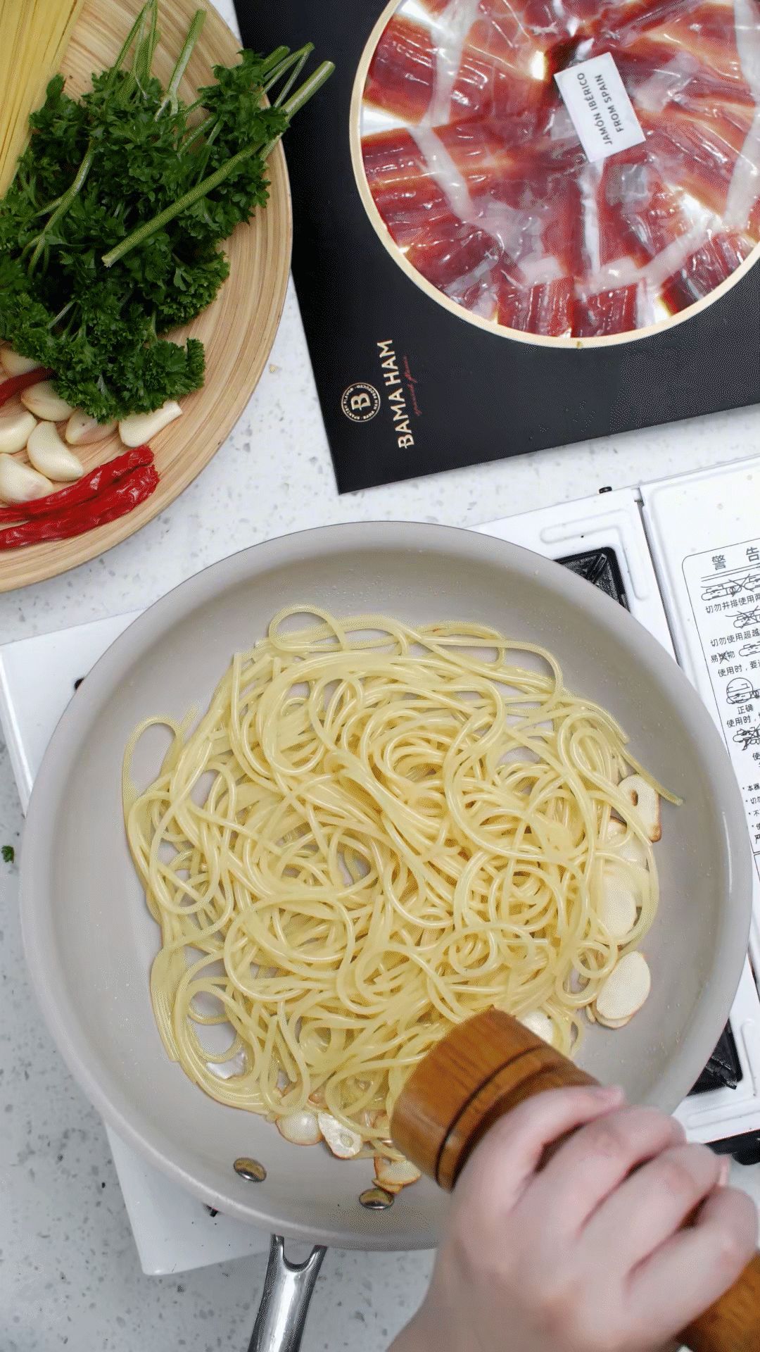 起鍋燒水，水開加入1勺橄欖油和1勺鹽，煮開后放入意面，水再次煮開后轉中小火，5號面約8-10分鐘
