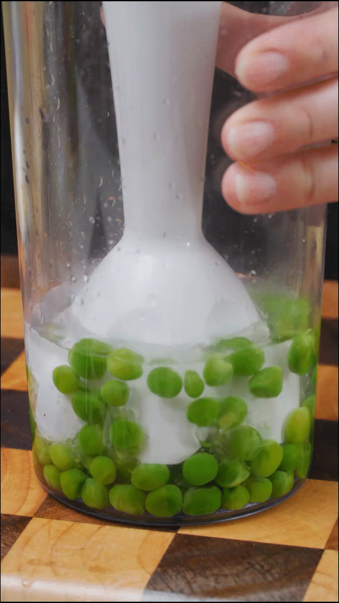 斷生的豌豆加水和大蒜，放入料理機打成糊狀
