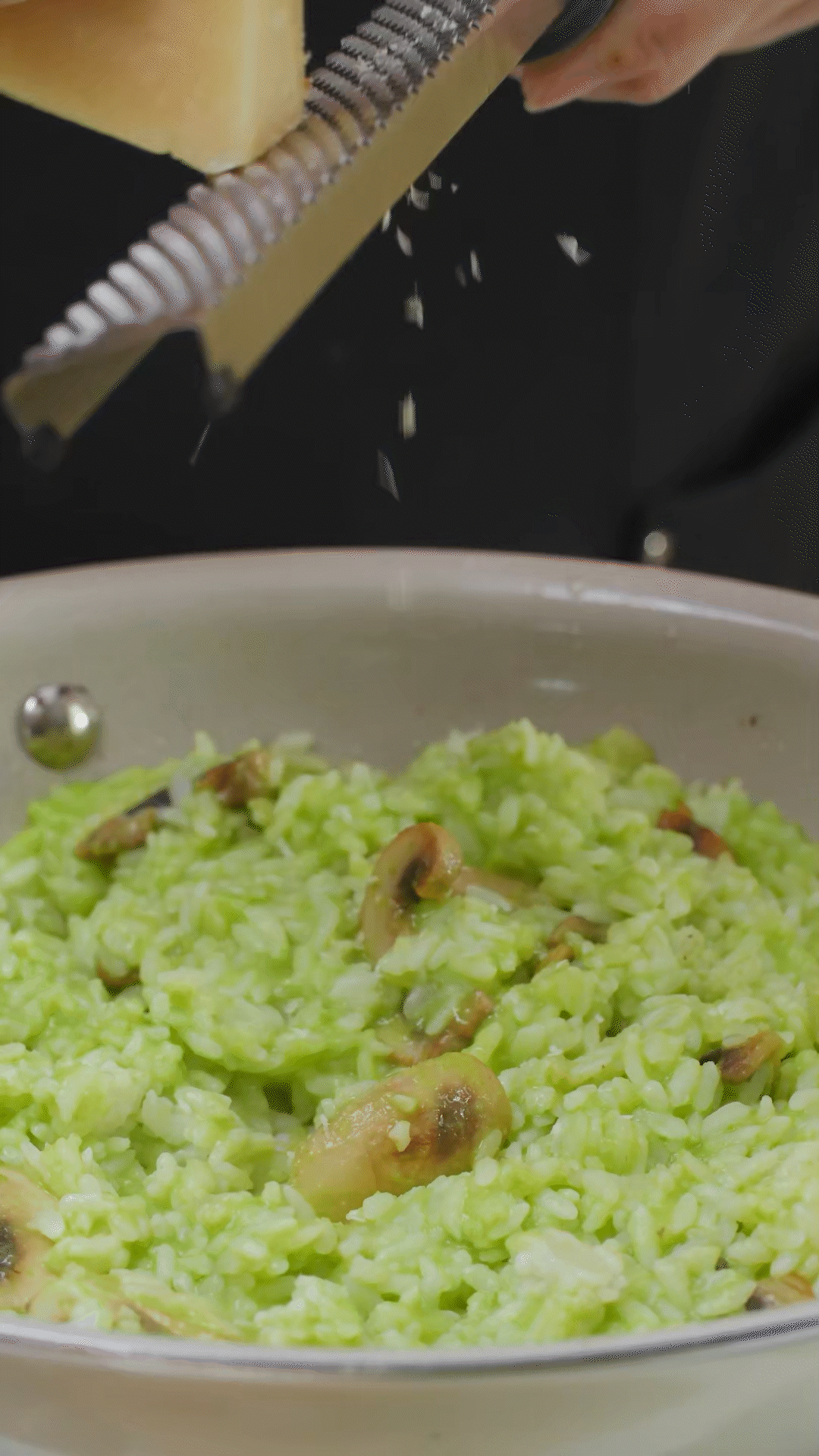 倒入豌豆泥、干酪、一塊黃油和黑胡椒海鹽調味
