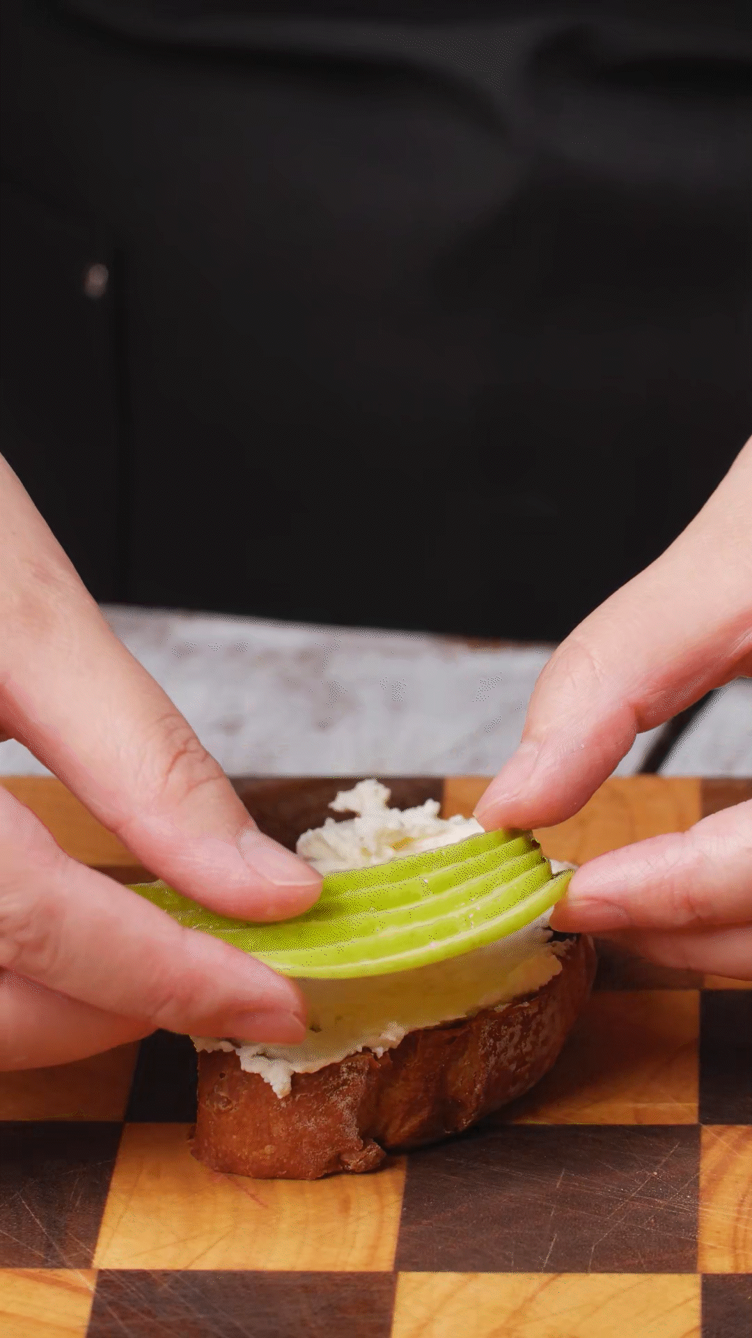 歐包抹上奶酪依次放上：蘋果、梨、藍莓
