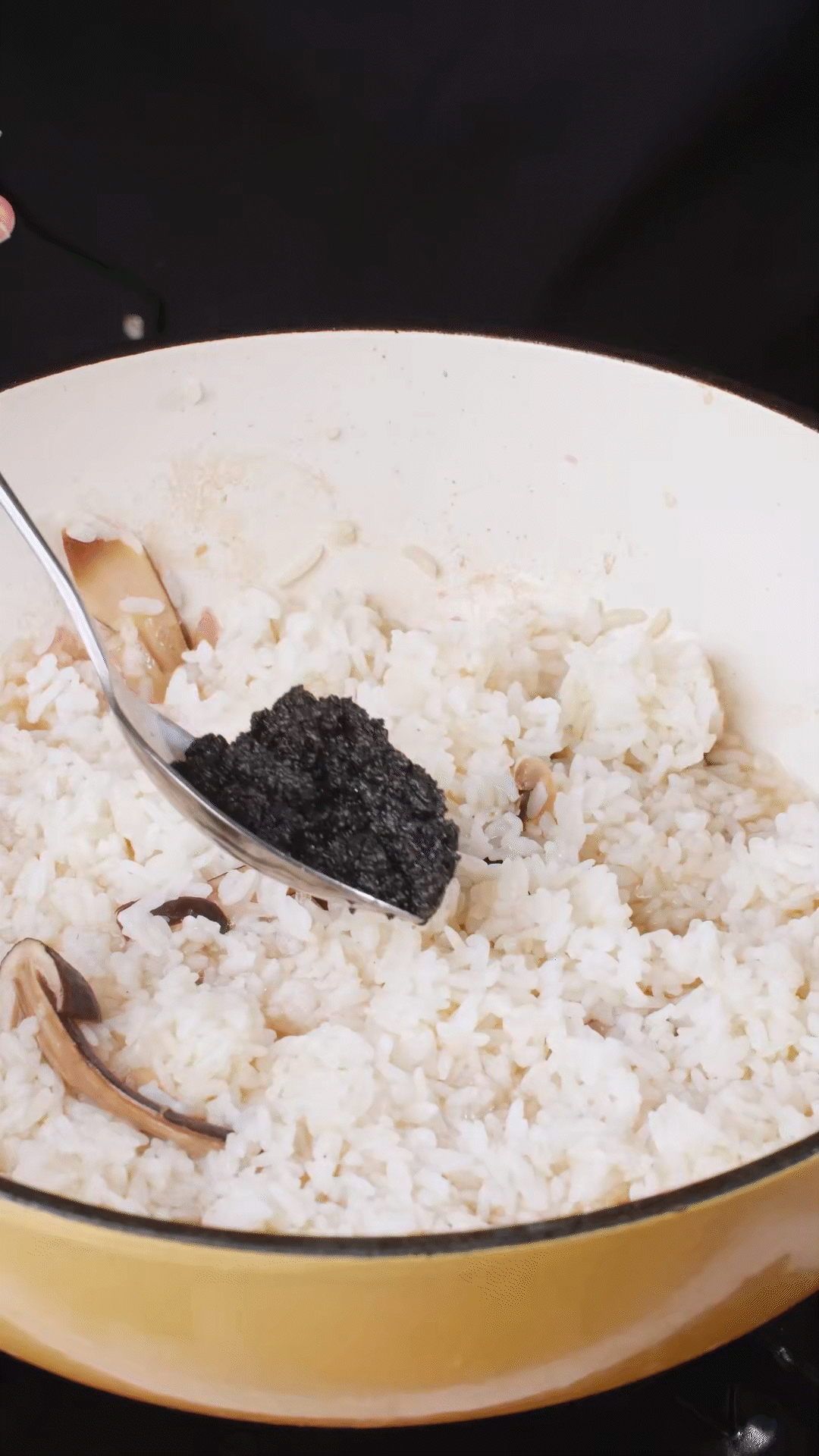 底油放入洋蔥爆香后加入黑皮雞樅菇、口蘑，用白葡萄酒增鮮
